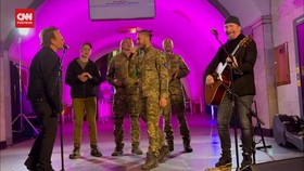 VIDEO: Diundang Presiden Zelenskyy, Bono Hibur Warga Kyiv