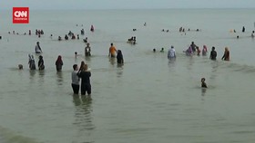 VIDEO: Warga Gelar Tradisi Syawalan Dus-Dusan, Mandi Di Pantai Bersama