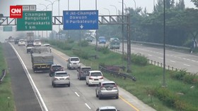 VIDEO: Polisi Hentikan One Way Dan Contra Flow Di Tol Jakarta Cikampek