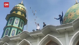VIDEO: Melihat Serunya Tradisi Tebar Uang Dari Atas Masjid di Lamongan