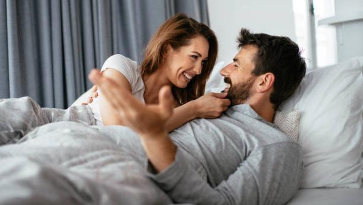 Seks merupakan kegiatan yang penting dalam sebuah pernikahan. Durasi seks yang lebih lama dapat menambah keintiman dengan pasangan. Simak tipsnya yuk, Bunda.