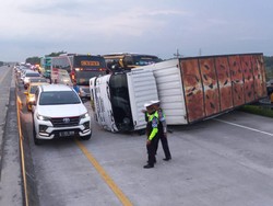Truk Ekspedisi Terguling di Tol Ngawi, Macet Mengular Hingga 500 Meter