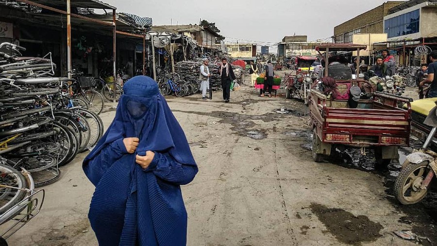 Wanita Afghanistan pakai Chadari