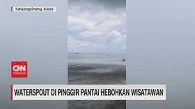 VIDEO: Waterspout di Pinggir Pantai Hebohkan Wisatawan