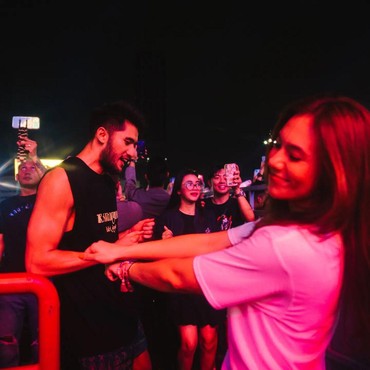 Jadi Sobat Ambyar, 7 Momen Seru Wulan Guritno & Sabda Ahessa Asyik Joget Dangdut