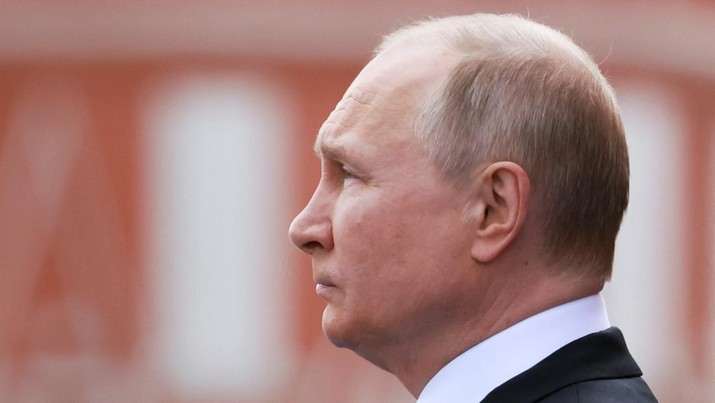 Russian President Vladimir Putin watches a military parade on Victory Day, which marks the 77th anniversary of the victory over Nazi Germany in World War Two, in Red Square in central Moscow, Russia May 9, 2022. Sputnik/Mikhail Metzel/Pool via REUTERS ATTENTION EDITORS - THIS IMAGE WAS PROVIDED BY A THIRD PARTY. THIS PICTURE WAS PROCESSED BY REUTERS TO ENHANCE QUALITY. AN UNPROCESSED VERSION HAS BEEN PROVIDED SEPARATELY.