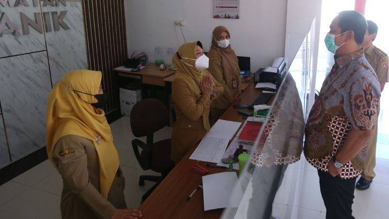 Wali Kota Semarang, Hendrar Prihadi memimpin langsung apel hari pertama masuk kerja pasca libur Lebaran di halaman Balaikota Semarang, Senin (9/5).