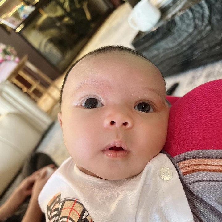 <p>Masih Burberry nih, Bunda. Outfit kids bear printed babygrow set yang Ameena kenakan ini seharga Rp5,1 juta, lho. (Foto: Instagram @ameenaatta)<br /><br /></p>