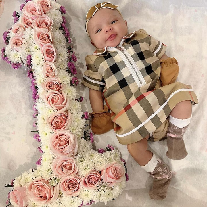 <p>Selanjutnya, Ameena juga pernah memakai baju merek Burberry, nih. Untuk outfit yang satu ini, seharga Rp4,2 juta. (Foto: Instagram @ameenaatta)<br /><br /><br /></p>