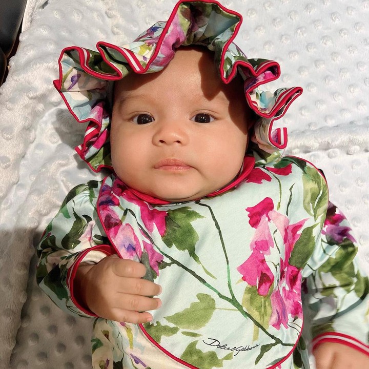 <p>Penampilan Ameena lainnya juga menarik perhatian dalam balutan outfit merk Dolce x Gabbana berikut. Dari ujung kepala, badan, dan tas yang dipegang, total harganya Rp7,4 juta. Wow! (Foto: Instagram @ameenaatta)<br /><br /><br /></p>