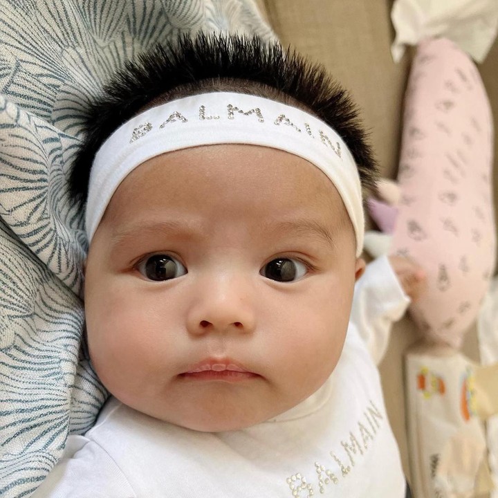<p>Pertama, Ameena pernah tampil dalam postingan akun Instagram pribadinya dengan outfit merk Balmain nih, Bunda. Mengutip dari akun @fashion_baby_ameena, bajunya dari brand tersebut seharga Rp4,4 juta. Sedangkan sepatu bermerek Nike miliknya seharga Rp3,7 juta. (Foto: Instagram @ameenaatta)<br /><br /><br /></p>