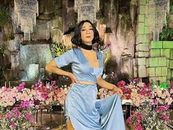 8 Penampilan Aming Pakai Gaun Belahan Tinggi Jadi Bridesmaid di Pernikahan