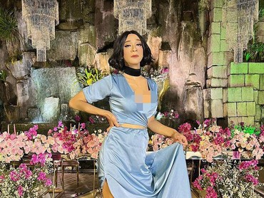 img-title 8 Penampilan Aming Pakai Gaun Belahan Tinggi Jadi Bridesmaid di Pernikahan