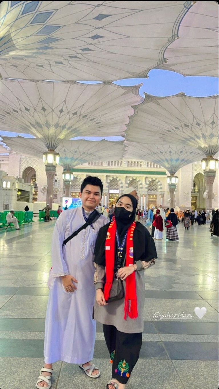 Audi Rizaldy Umroh Bareng Kekasih Audi Rizaldy Umroh Bareng Kekasih