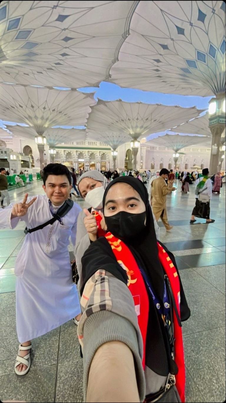 Audi Rizaldy Umroh Bareng Kekasih Audi Rizaldy Umroh Bareng Kekasih