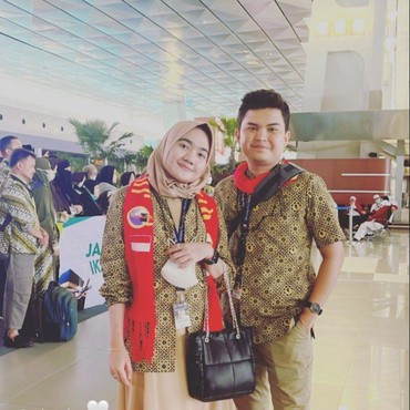 7 Potret Adik Audi Marissa Jalani Umrah Bareng Sang Kekasih