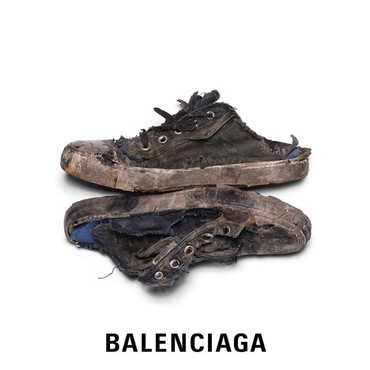 Balenciaga Jual 100 Pasang Sneakers Buluk & Rusak Seharga Rp9 Juta