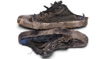 img-title Balenciaga Jual 100 Pasang Sneakers Buluk & Rusak Seharga Rp9 Juta