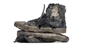 Balenciaga Jual Sepatu Rusak Seharga Rp9 Juta
