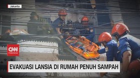 VIDEO: Evakuasi Lansia di Rumah Penuh Sampah