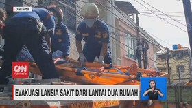 VIDEO: Evakuasi Lansia Sakit dari Lantai Dua Rumah