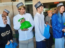 Evelyn Ajarkan tentang Islam ke DJ Shacho Asal Jepang