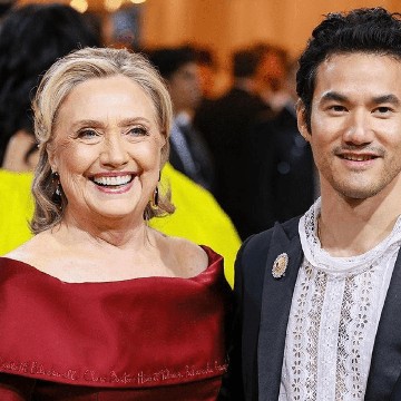 img-title 4 Rahasia di Balik Gaun Hillary Clinton di Met Gala 2022
