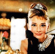 Suka Gaya Vintage? Coba Contek Outfit Pesta Sesuai Gaya Old-Hollywood Glamour ini!