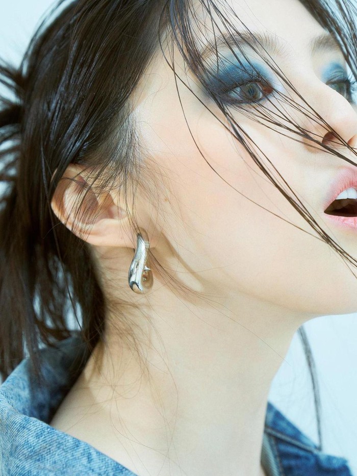 Dalam potret close-up, detail riasan wajah Han So Hee makin terlihat jelas. Meski riasan mata yang terlihat bold, namun untuk riasan bibir dan complexion wajahnya tetap terlihat natural dan flawless!/ Foto: instagram.com/xeesoxee