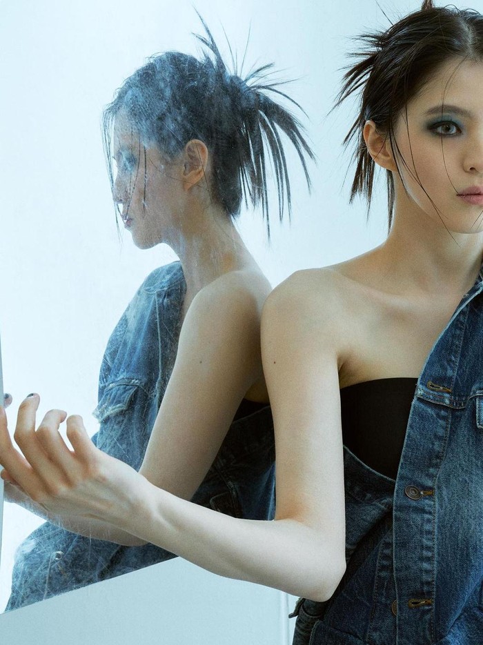 Pada Senin, (9/5) lalu, Han So Hee membagikan beberapa potret dirinya dalam pemotretan untuk brand Balenciaga. Han So Hee sendiri memang menjadi global ambassador Korea pertama untuk brand tersebut, Beauties./ Foto: instagram.com/xeesoxee