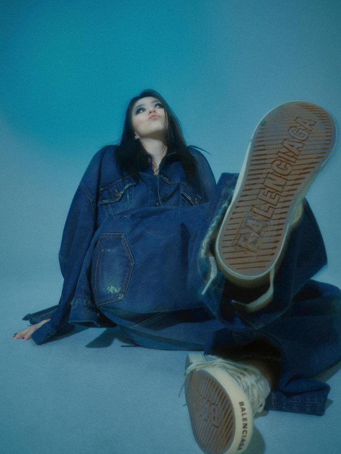 Masih didominasi denim outfit, kali ini Han So Hee tampil lebih kasual lagi dengan sepasang sneakers serta rambut yang dibiarkan tergerai lurus./ Foto: instagram.com/xeesoxee