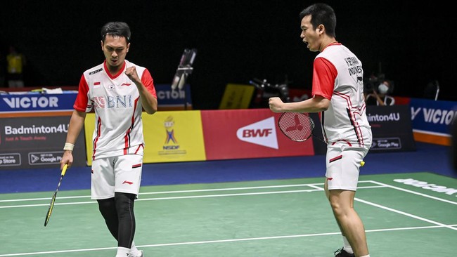 Penonton mengerubungi Hendra Setiawan/Mohamad Ahsan yang sengaja berkeliling di Istora Gelora Bung Karno, Jakarta, Rabu (15/6).