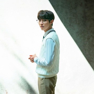 img-title Throwback Pesona Hwang In Youp sebagai Anak Sekolah di Drakor Populer Sebelum Serial Netflix The Sound of Magic