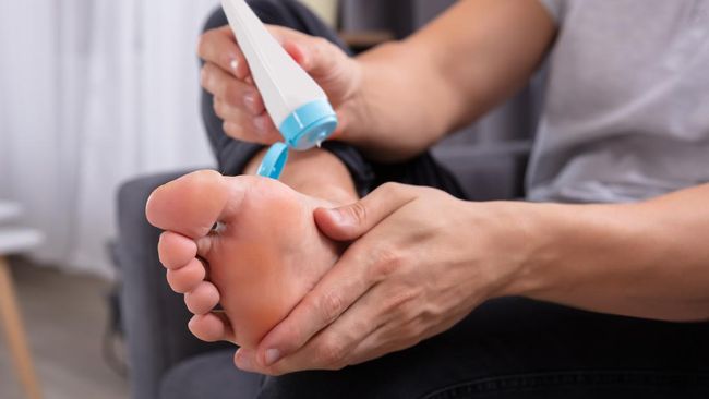 Bekas luka adalah bagian alami dari proses penyembuhan luka akibat berbagai hal. Berikut cara menghilangkan bekas luka di kaki.