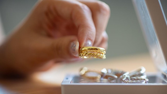 Tamasia meminta penggunanya menjual emas Rp800 ribu per gram maksimal hingga 15 Februari 2023, jauh dibanding harga emas Antam yang kini Rp1,042 juta.
