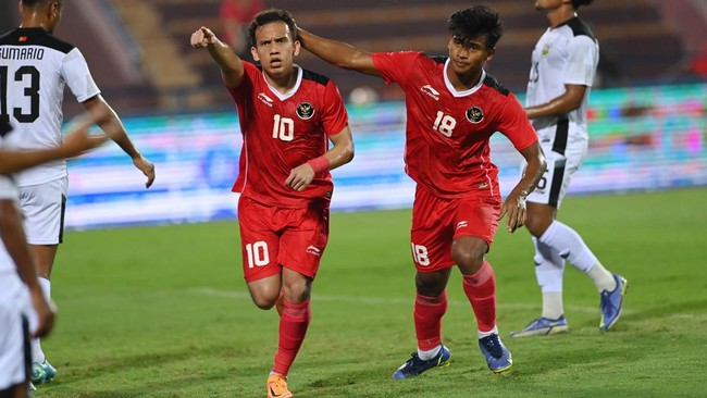 Egy Maulana Vikri merayakan kemenangan FC ViOn Zlate Moravce dengan rekan-rekan setimnya usai menang besar di Liga Slovakia.