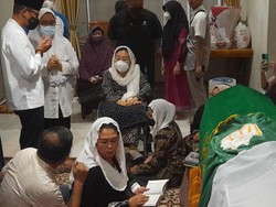 Istri Almarhum Gusdur Datangi Rumah Duka Lily Wahid