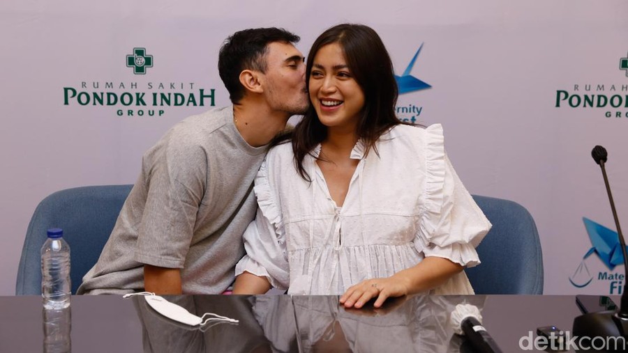 Jessica Iskandar dan Vincent Verhaag di Press Conference kelahiran anak kedua di RS Pondok Indah Jakarta (9/5/2022).