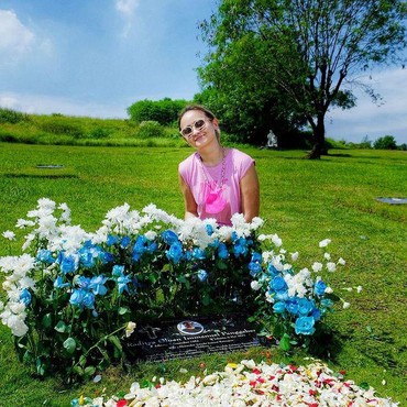 8 Potret Senyum Tegar Joanna Alexandra Saat Ziarah ke Makam Suami