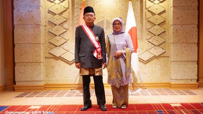JK memakai jas tutup saat menerima penghargaan tertinggi bintang jasa utama The Grand Cordon of the Order of the Rising Sun dari Pemerintah Jepang.