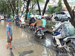 Jalan Tun Abdul Razak Berlubang Bak Kubangan Kerbau Kian Menyengsarakan Warga