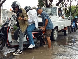Jalan Tun Abdul Razak Kewenangan Pemprov Sulsel Rusak Parah, Ancam Pengendara