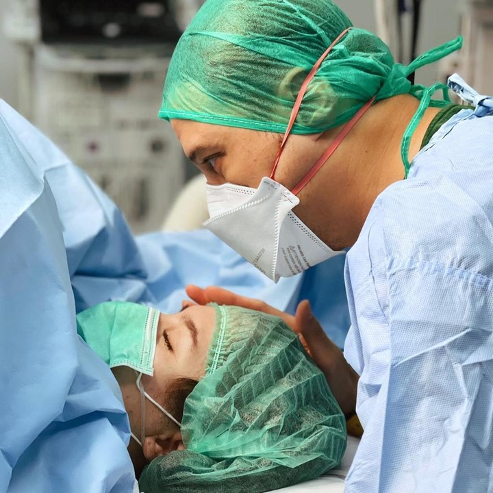 <p>Pasangan ini mengucapkan banyak syukur karena bayi laki-lakinya lahir di malam takbiran pada 1 Mei 2022 lalu. (Foto: Instagram @lidibrugman)<br /><br /><br /></p>