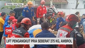 VIDEO: Lift Pengangkut Pria Seberat 275 Kg Ambrol