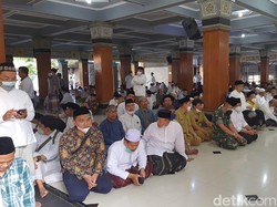 Jenazah Lily Wahid Disalatkan Dua Kali di Tebuireng Sebelum Dimakamkan