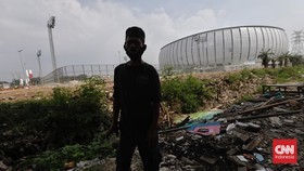 Menatap Megah JIS dari Rumah Kayu Warga Kampung Bayam