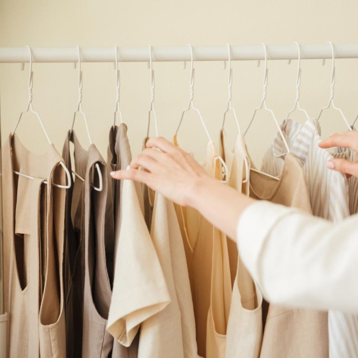 Baju kaftan yang sudah kering bisa langsung disimpan di lemari tanpa disetrika