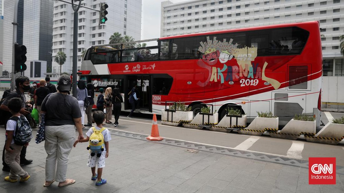 FOTO: Jelajah Jakarta dengan Bus Terbuka