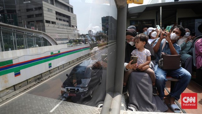 FOTO: Jelajah Jakarta dengan Bus Terbuka