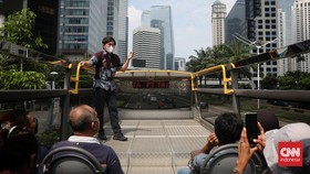FOTO: Jelajah Jakarta dengan Bus Terbuka